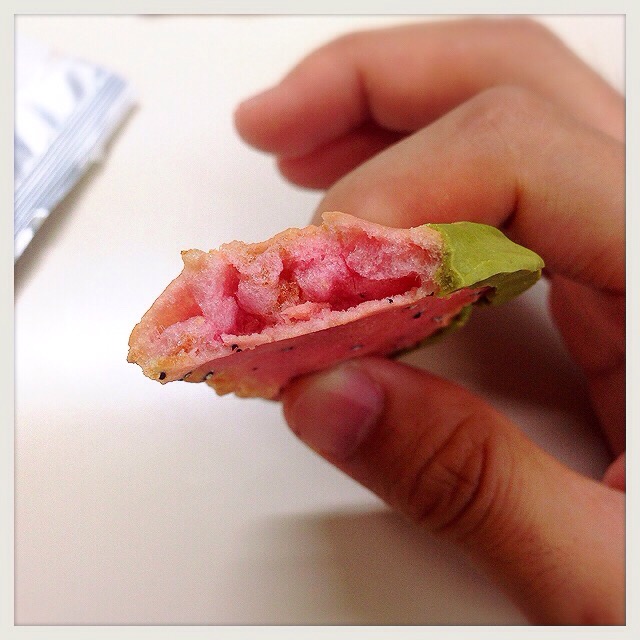 【季節限定！】噂の『スイカ煎餅』（赤坂柿山）を食べてみMAX